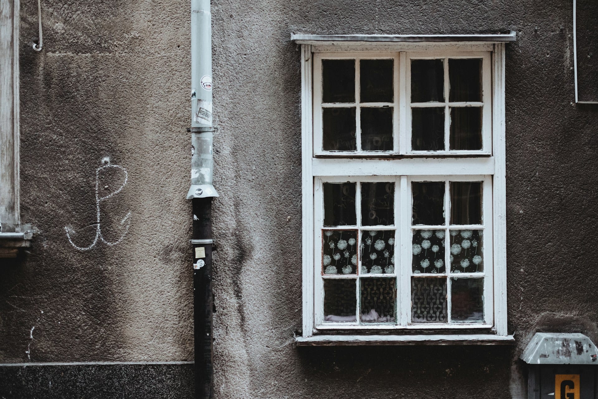 When a City Stops: Finding Home in Warsaw's Moment of Silence